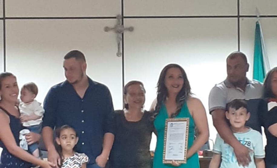 Professora-escritora de Alvorada do Sul é homenageada pela Câmara Municipal da cidade